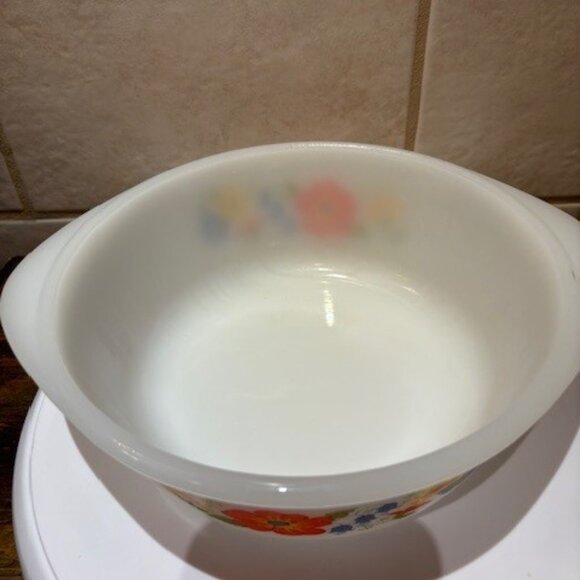 Vintage Glasbake Milk Glass Wildflowers Floral Design 1 1/2 QT J2600 Casserole - Picture 4 of 7